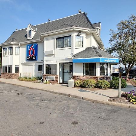 Motel 6 Milwaukee West - Brookfield Exterior photo