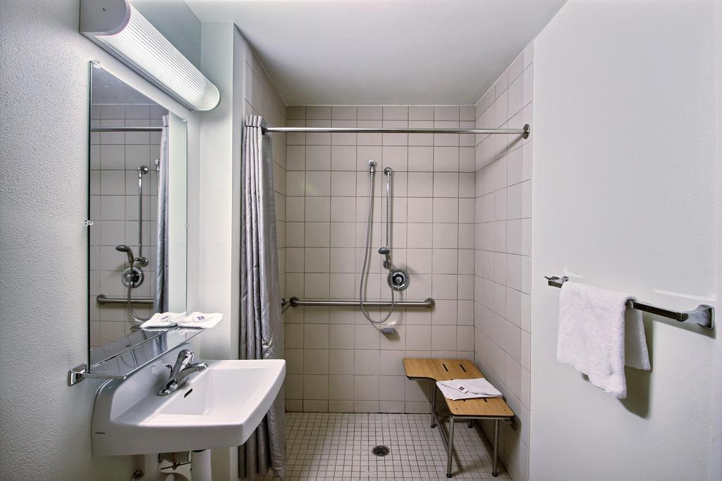 Motel 6 Milwaukee West - Brookfield Room photo