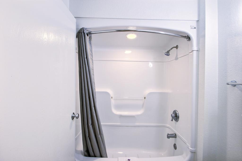 Motel 6 Milwaukee West - Brookfield Room photo