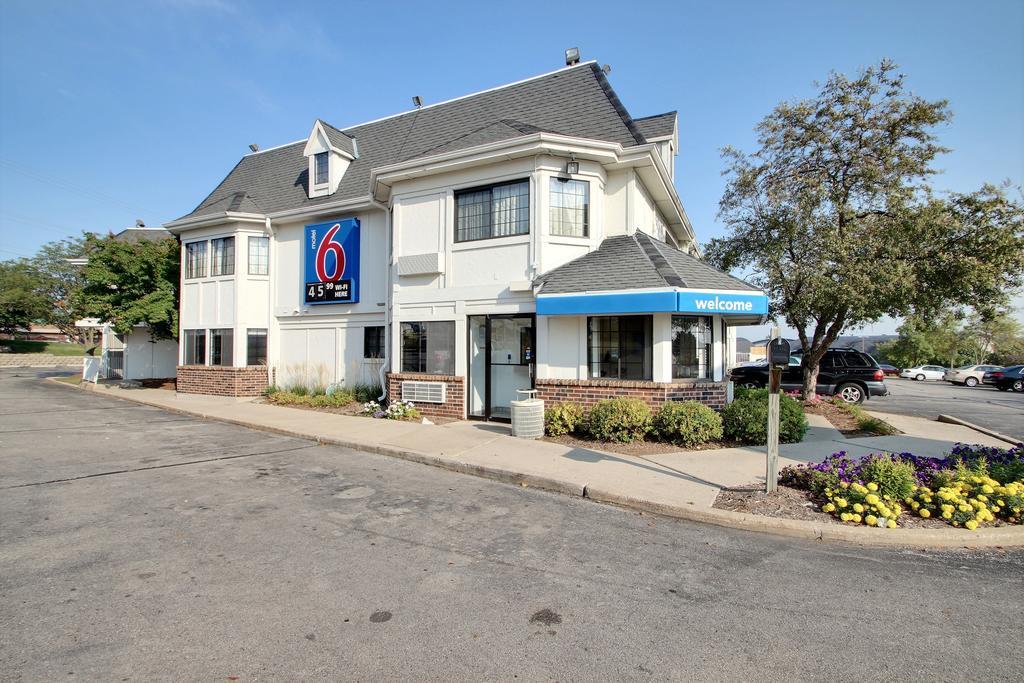 Motel 6 Milwaukee West - Brookfield Exterior photo
