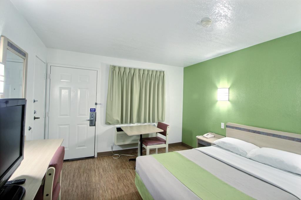 Motel 6 Milwaukee West - Brookfield Exterior photo
