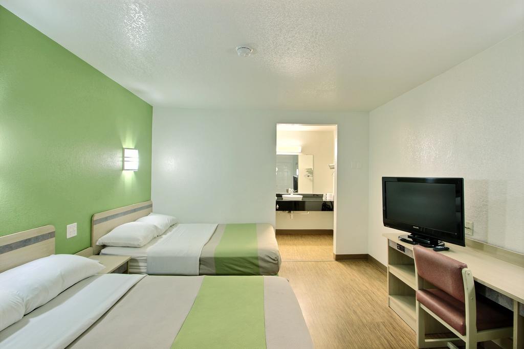 Motel 6 Milwaukee West - Brookfield Exterior photo