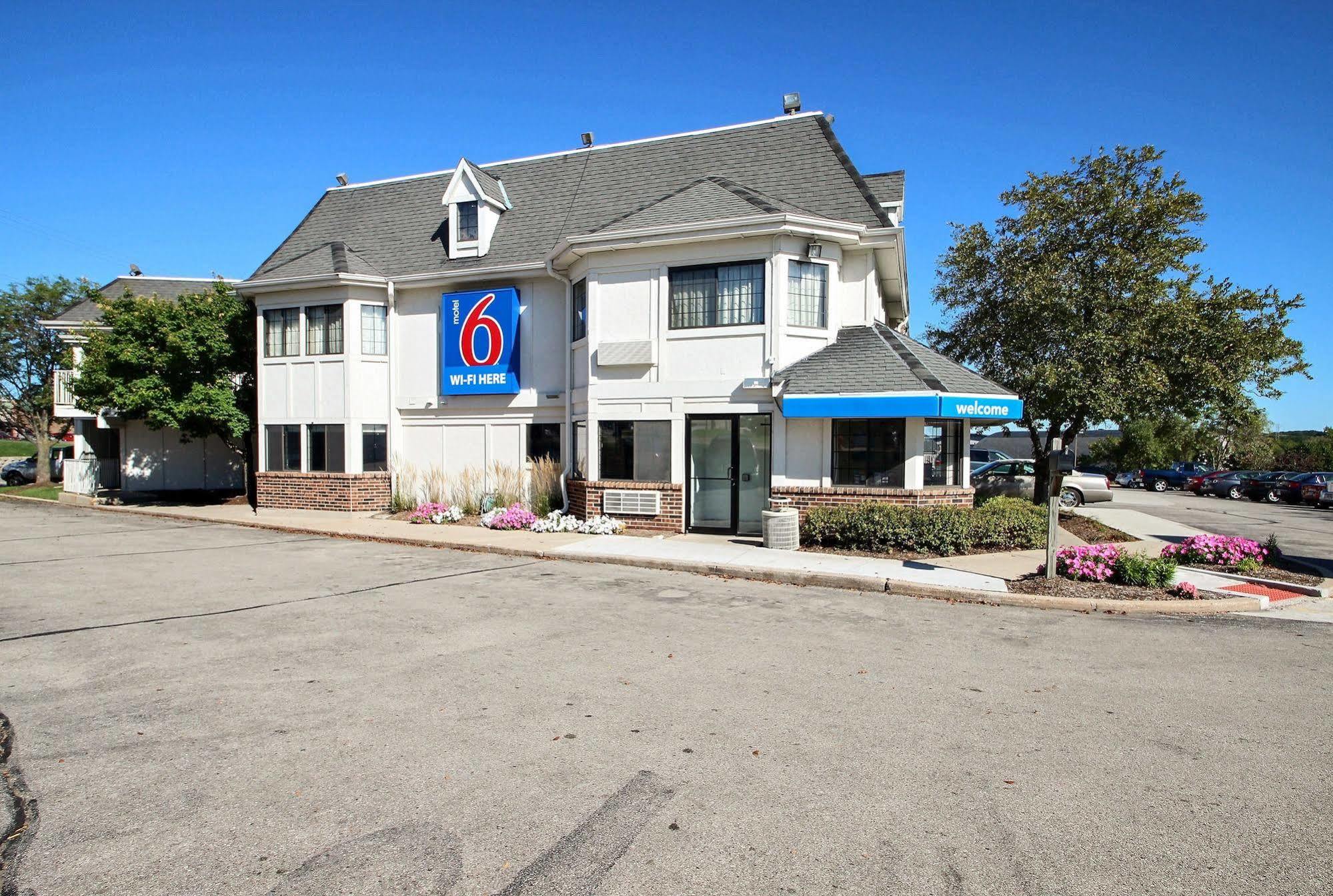 Motel 6 Milwaukee West - Brookfield Exterior photo