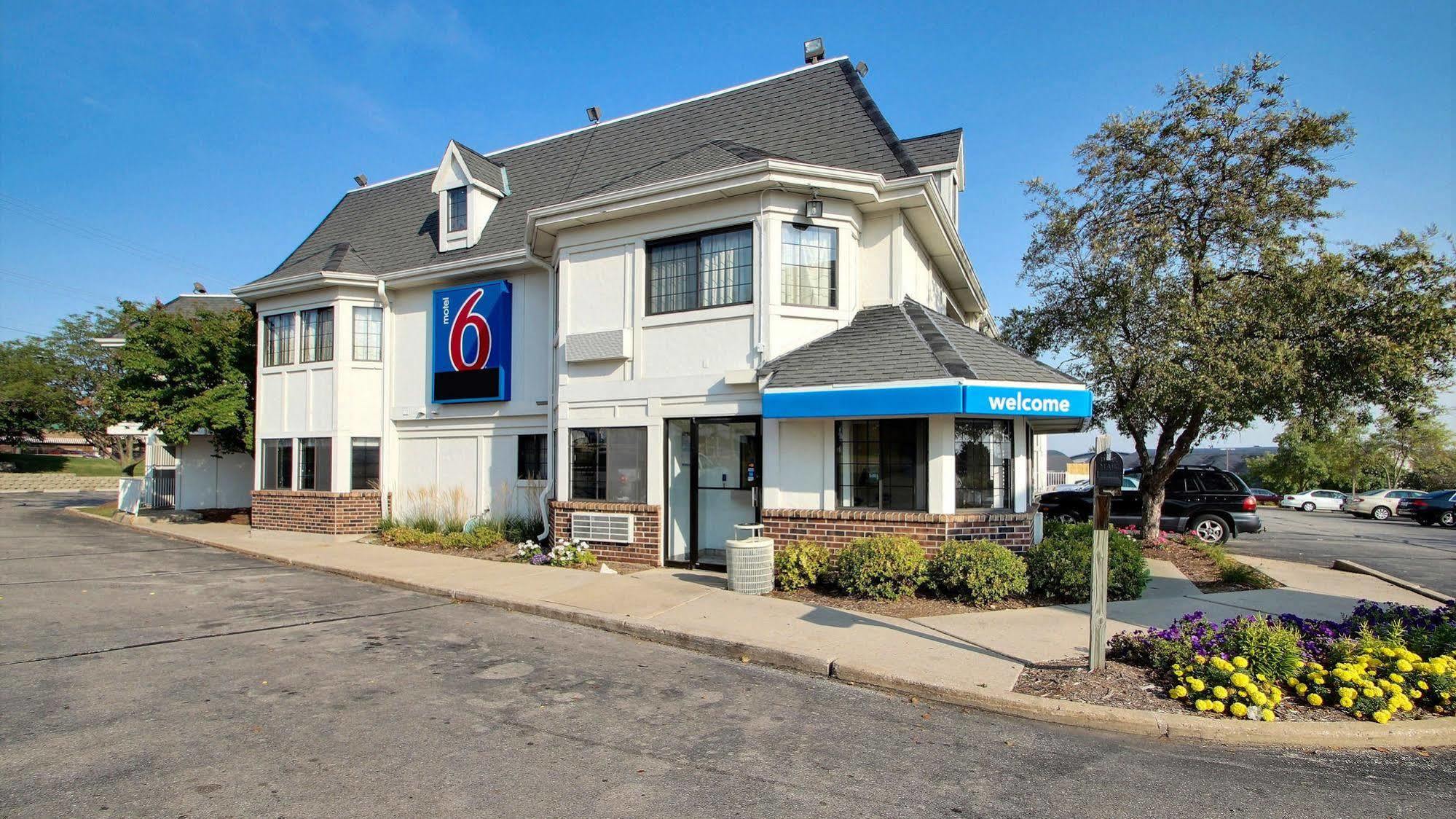 Motel 6 Milwaukee West - Brookfield Exterior photo
