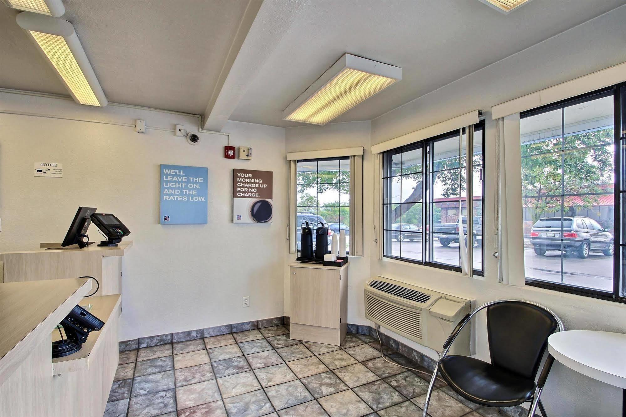 Motel 6 Milwaukee West - Brookfield Exterior photo
