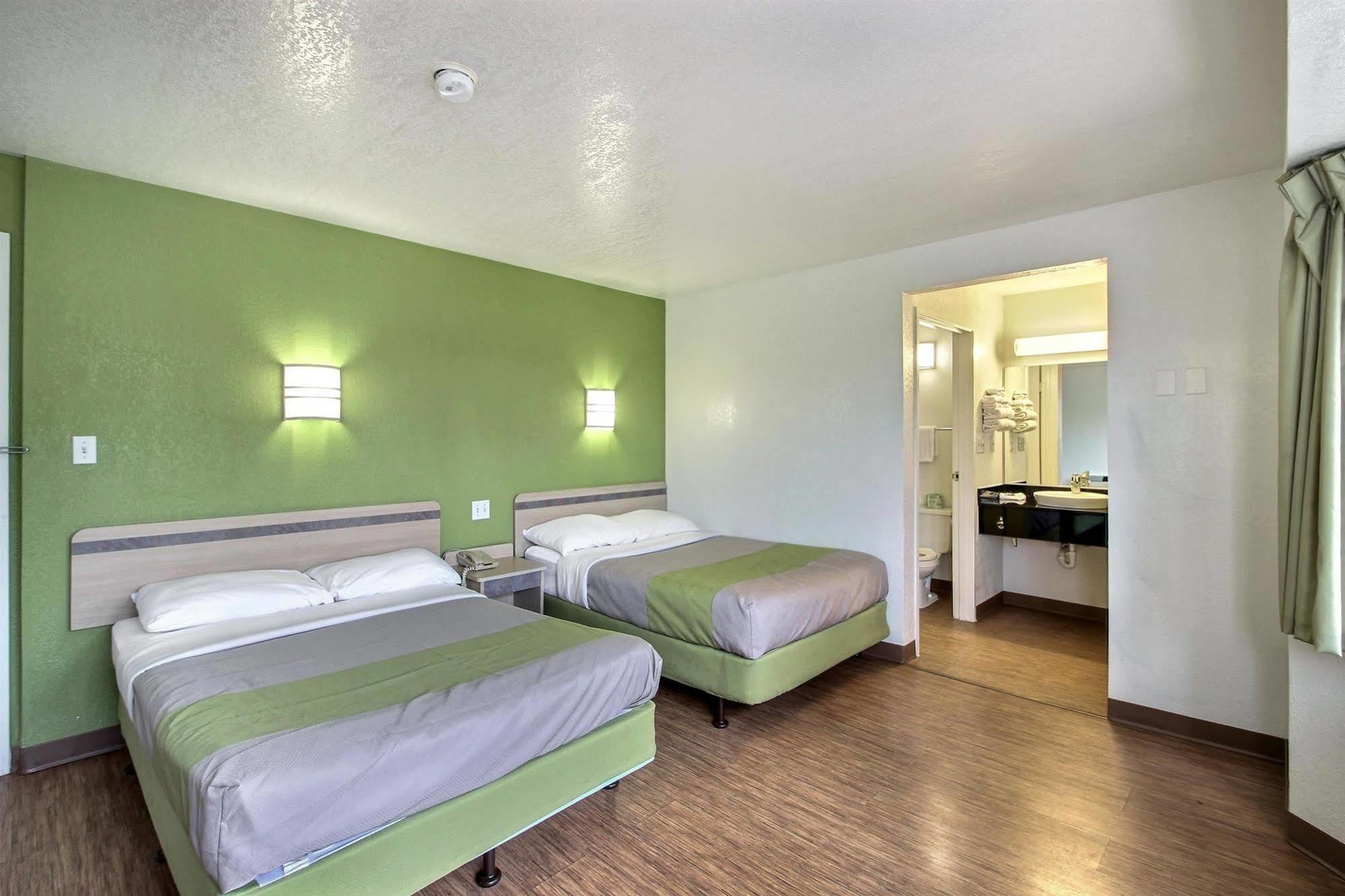 Motel 6 Milwaukee West - Brookfield Exterior photo