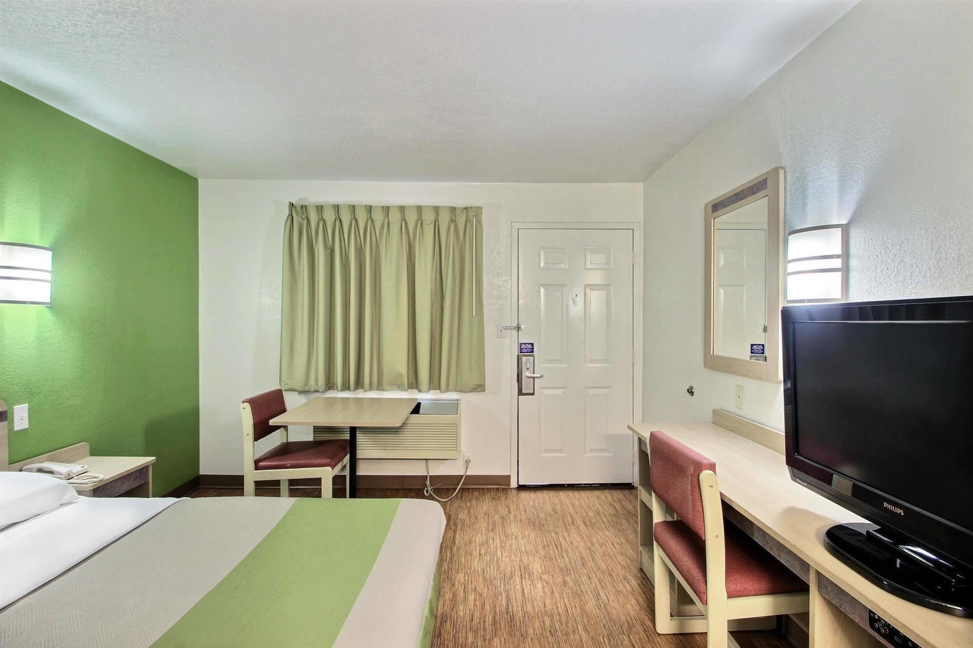 Motel 6 Milwaukee West - Brookfield Exterior photo