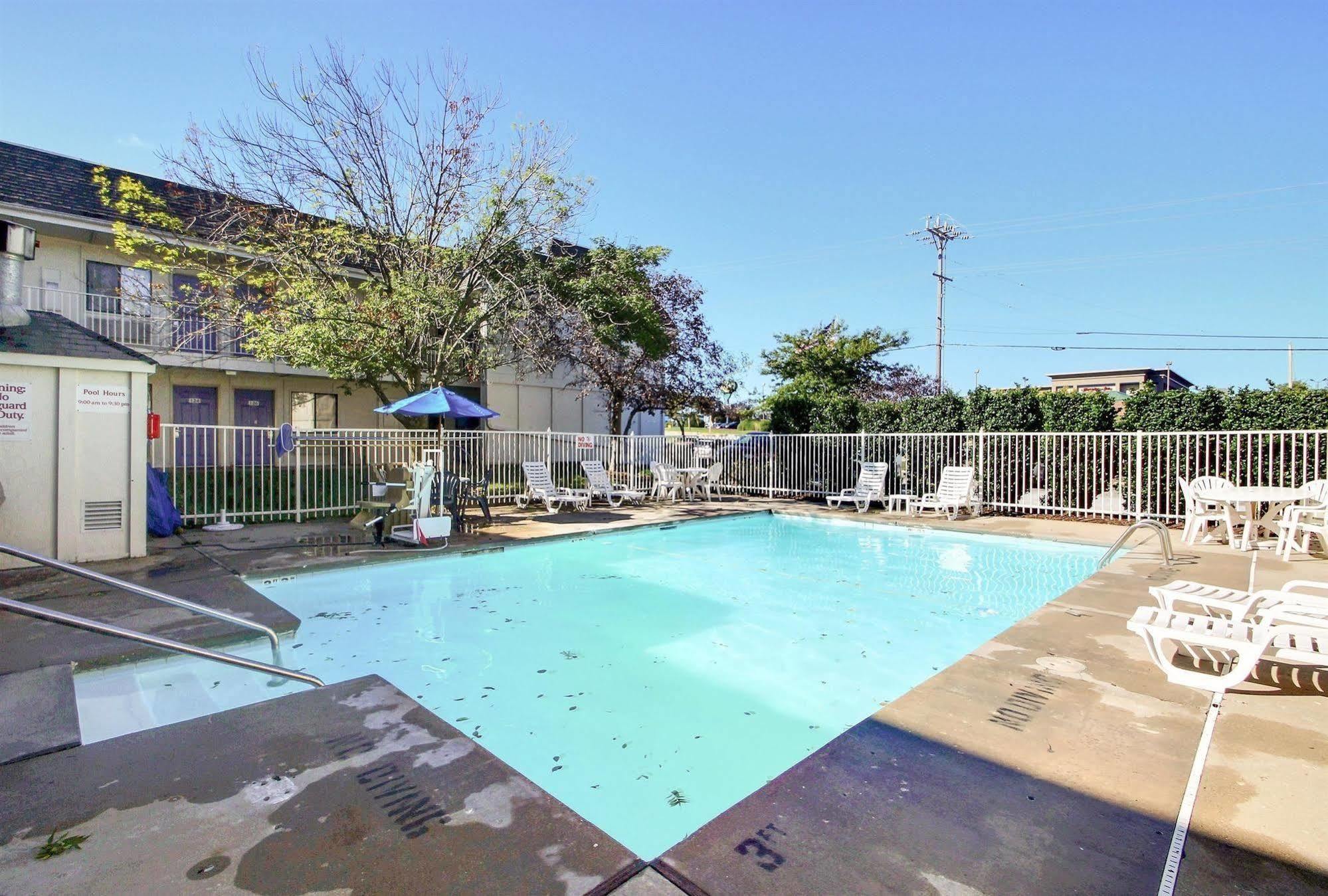 Motel 6 Milwaukee West - Brookfield Exterior photo