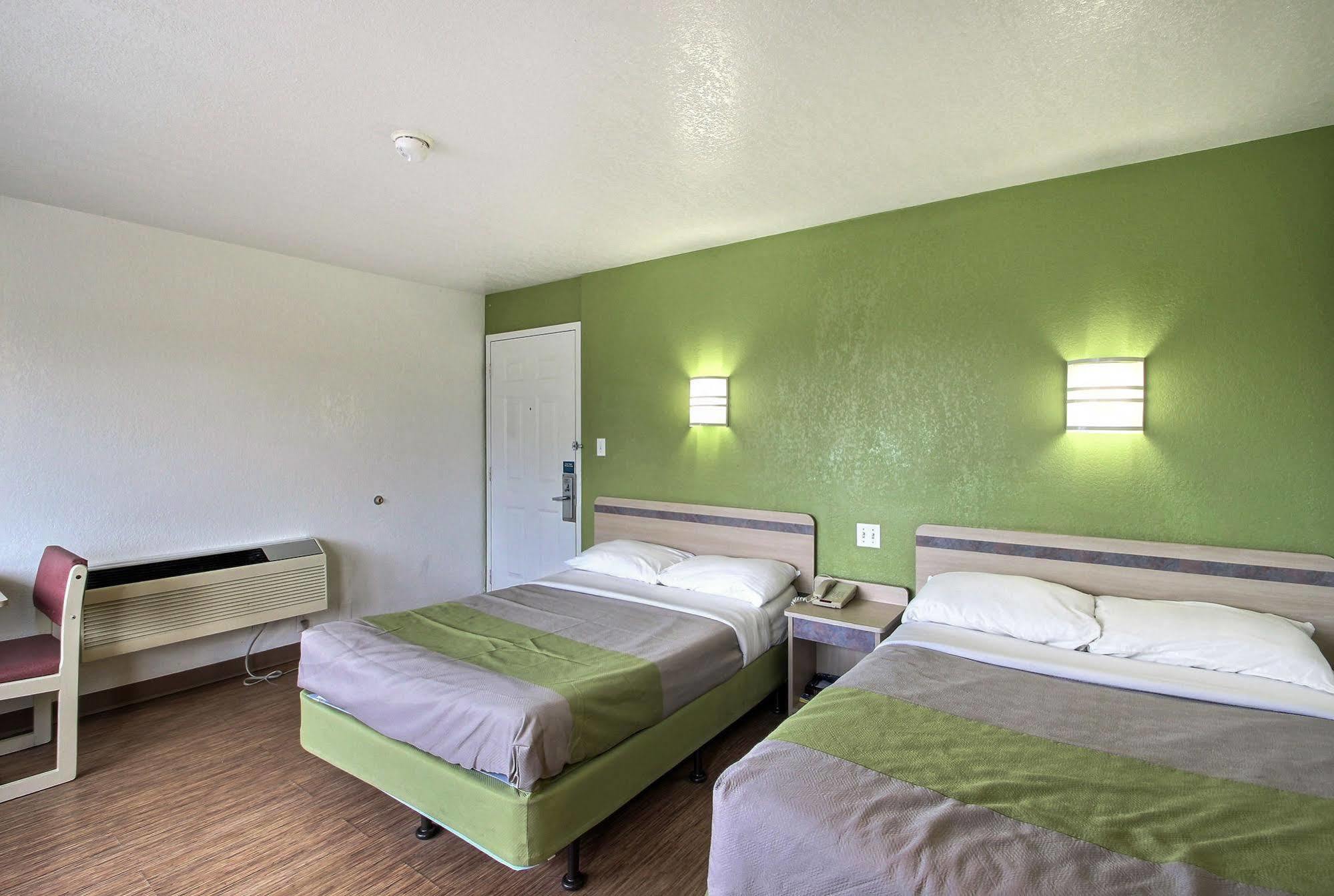 Motel 6 Milwaukee West - Brookfield Exterior photo