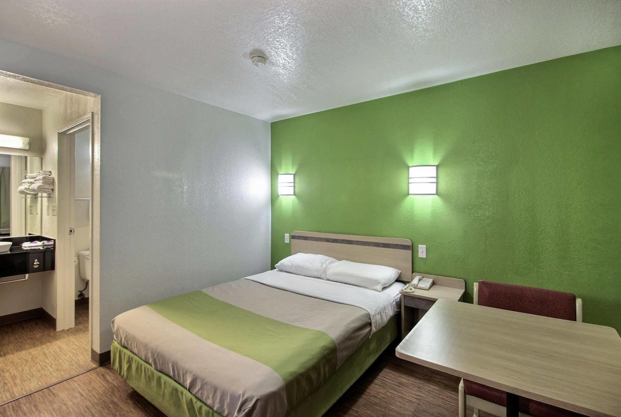 Motel 6 Milwaukee West - Brookfield Exterior photo