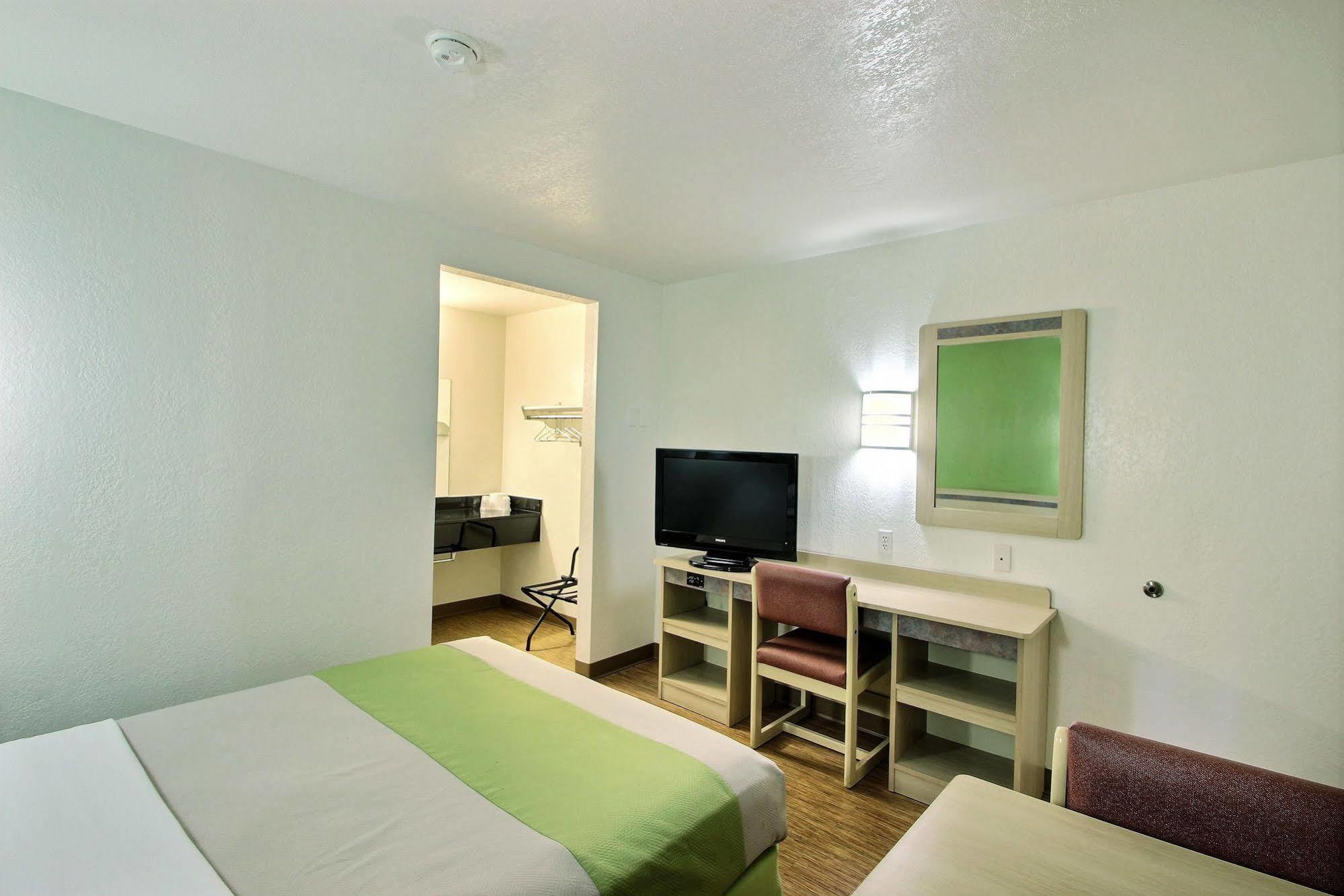 Motel 6 Milwaukee West - Brookfield Exterior photo