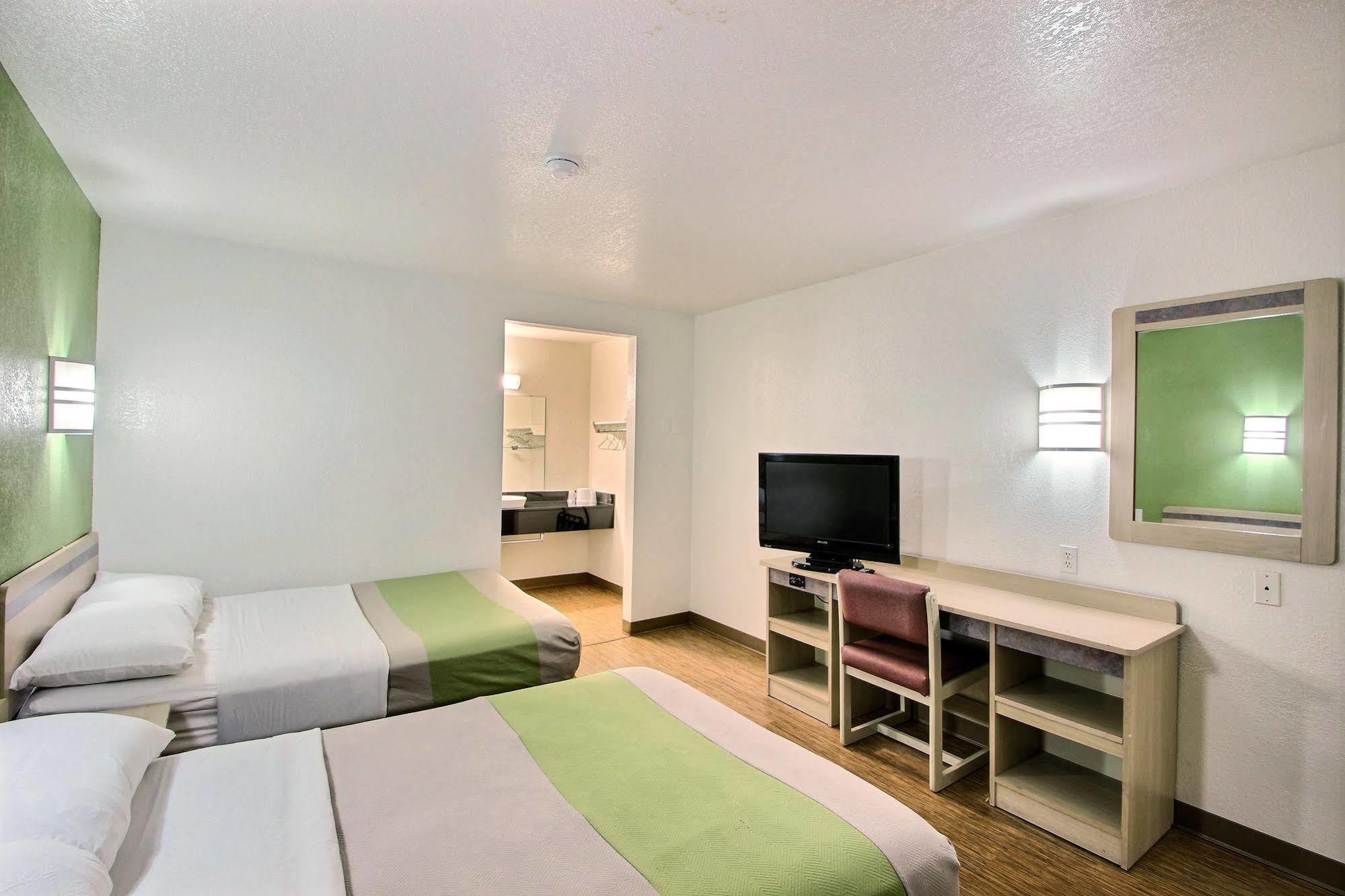 Motel 6 Milwaukee West - Brookfield Exterior photo