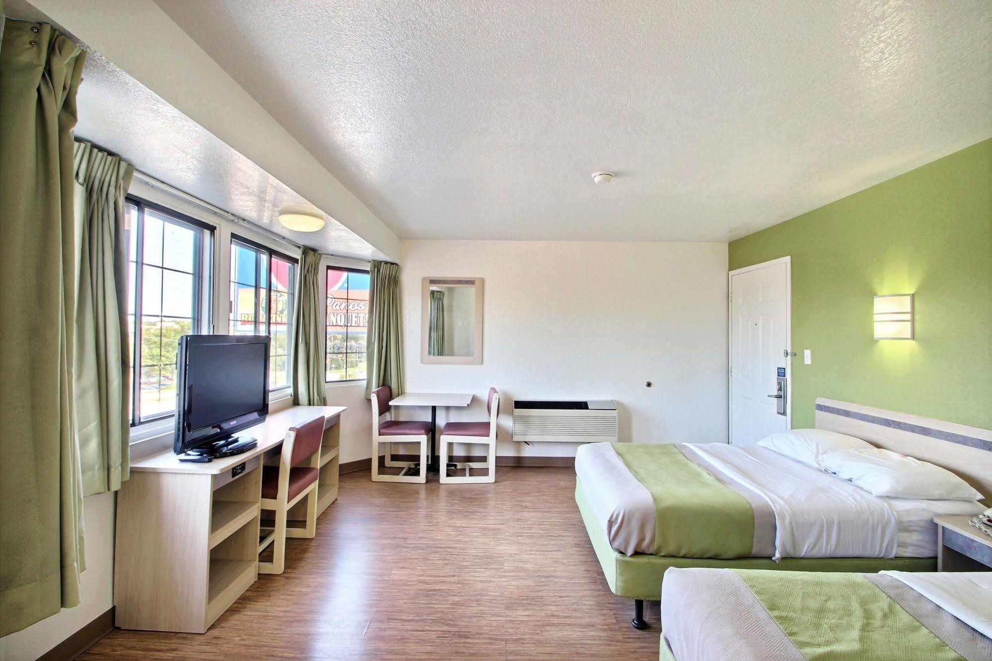 Motel 6 Milwaukee West - Brookfield Exterior photo