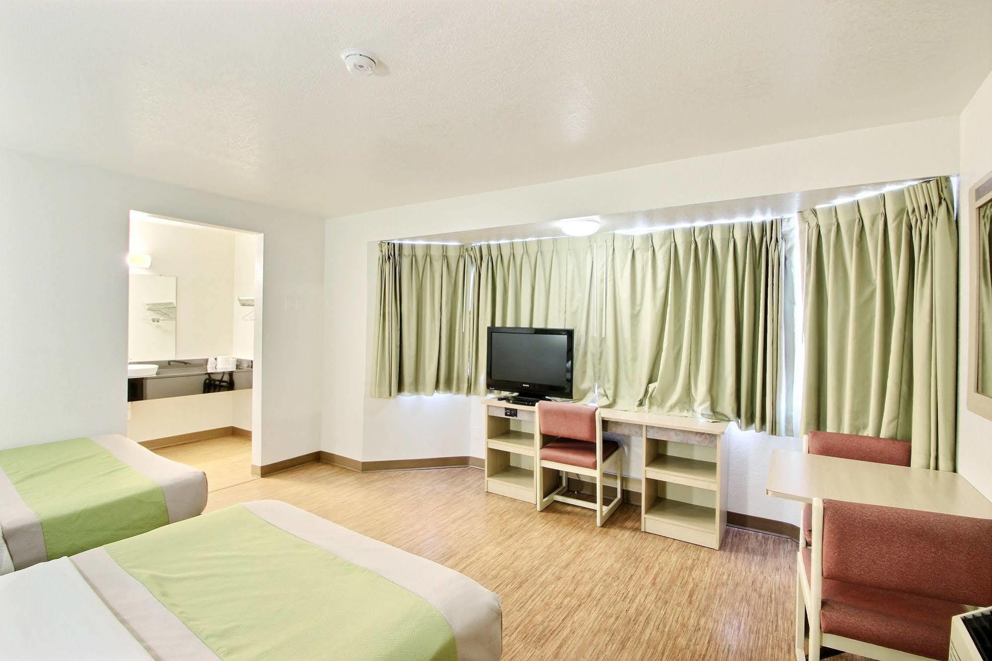 Motel 6 Milwaukee West - Brookfield Exterior photo