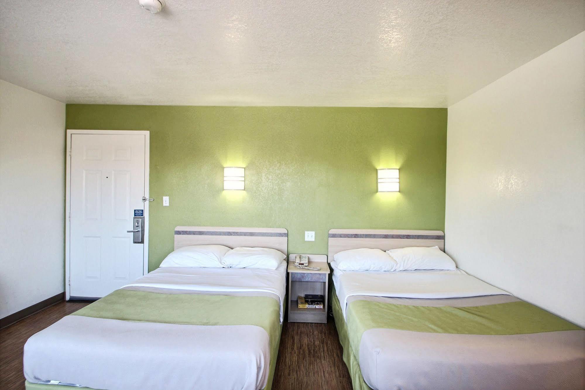 Motel 6 Milwaukee West - Brookfield Exterior photo