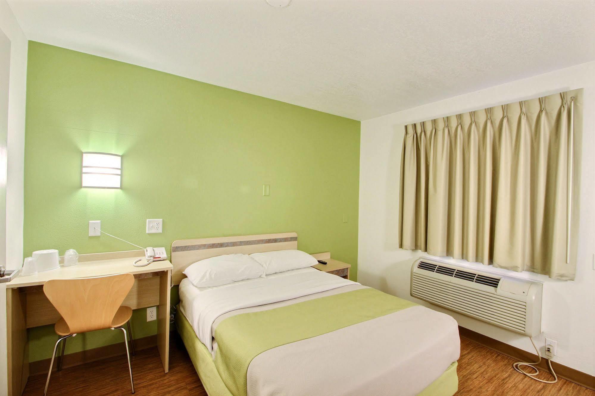Motel 6 Milwaukee West - Brookfield Exterior photo