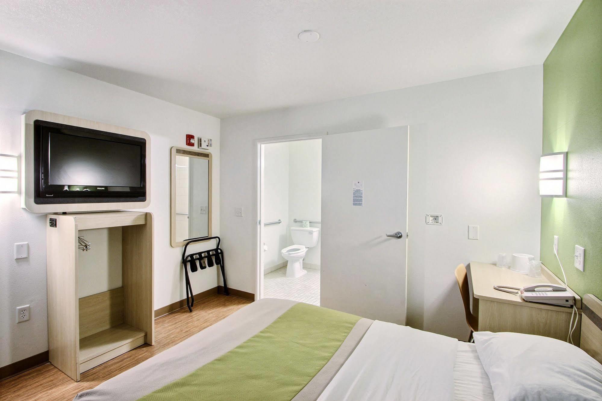 Motel 6 Milwaukee West - Brookfield Exterior photo