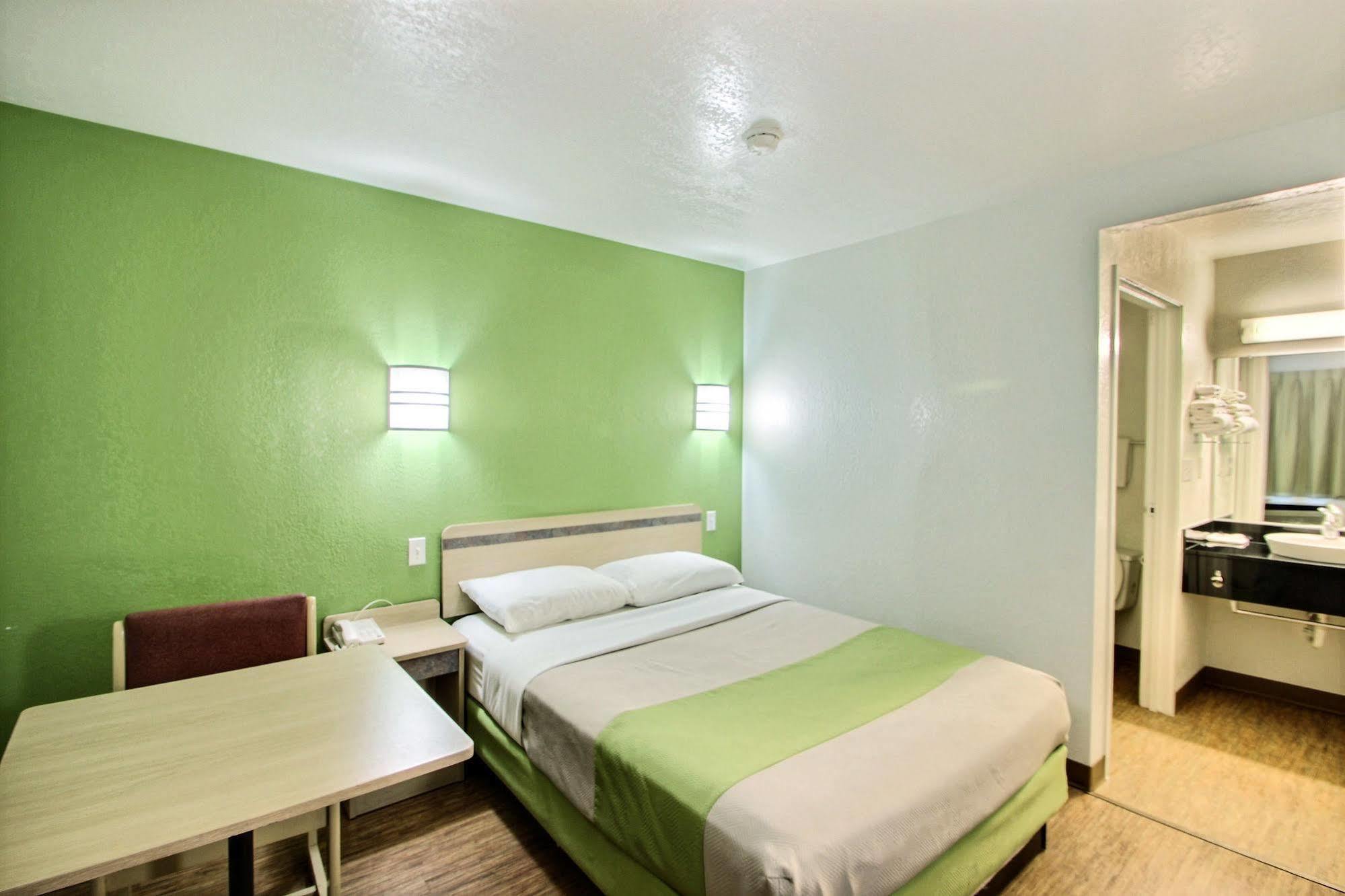 Motel 6 Milwaukee West - Brookfield Exterior photo