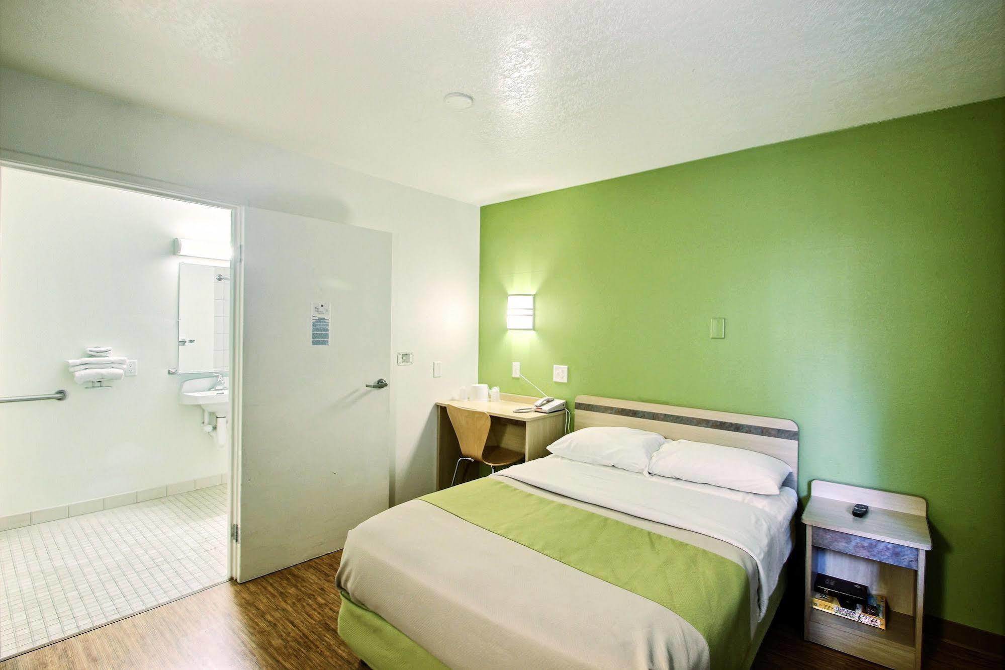 Motel 6 Milwaukee West - Brookfield Exterior photo