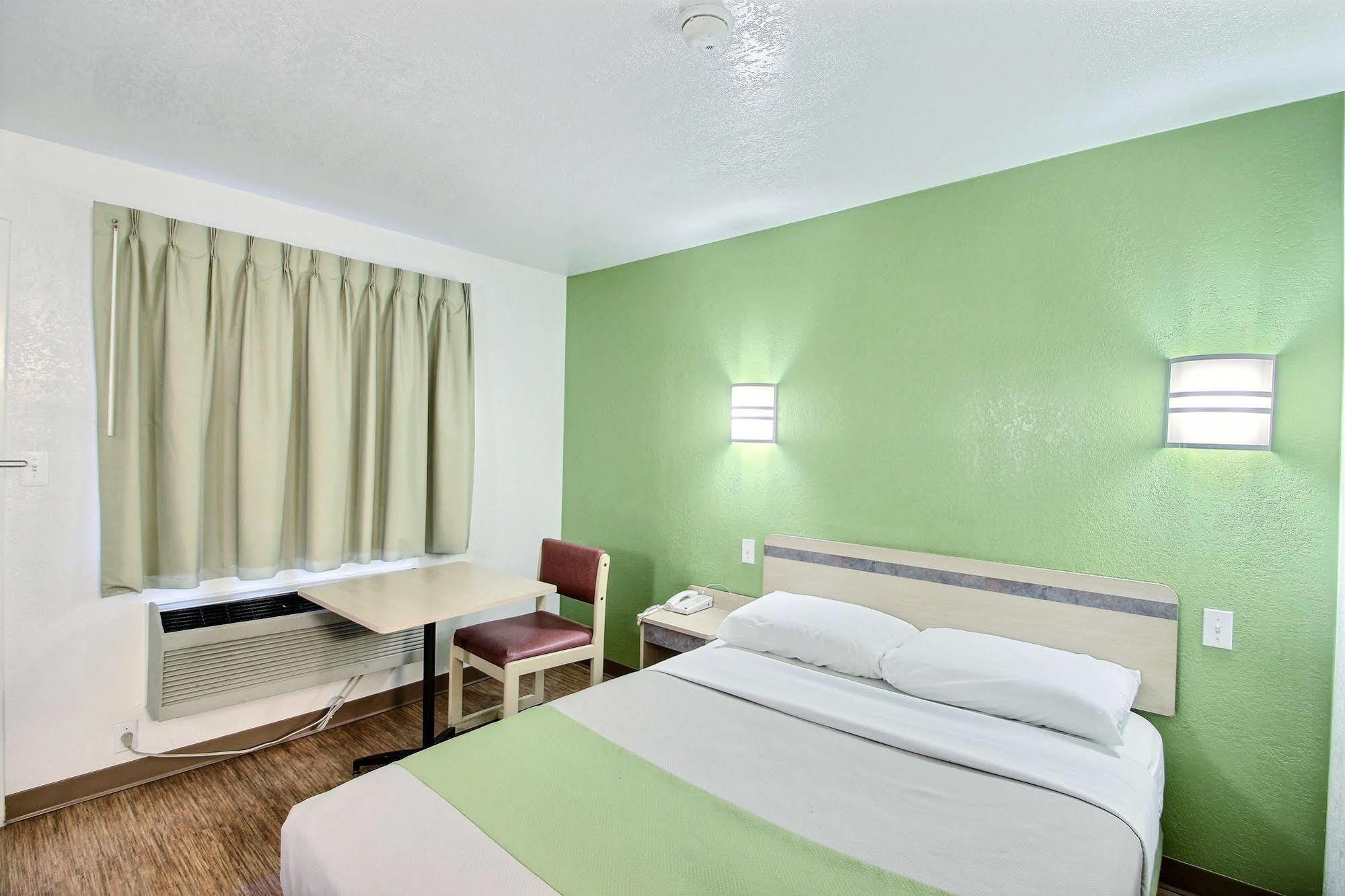 Motel 6 Milwaukee West - Brookfield Exterior photo