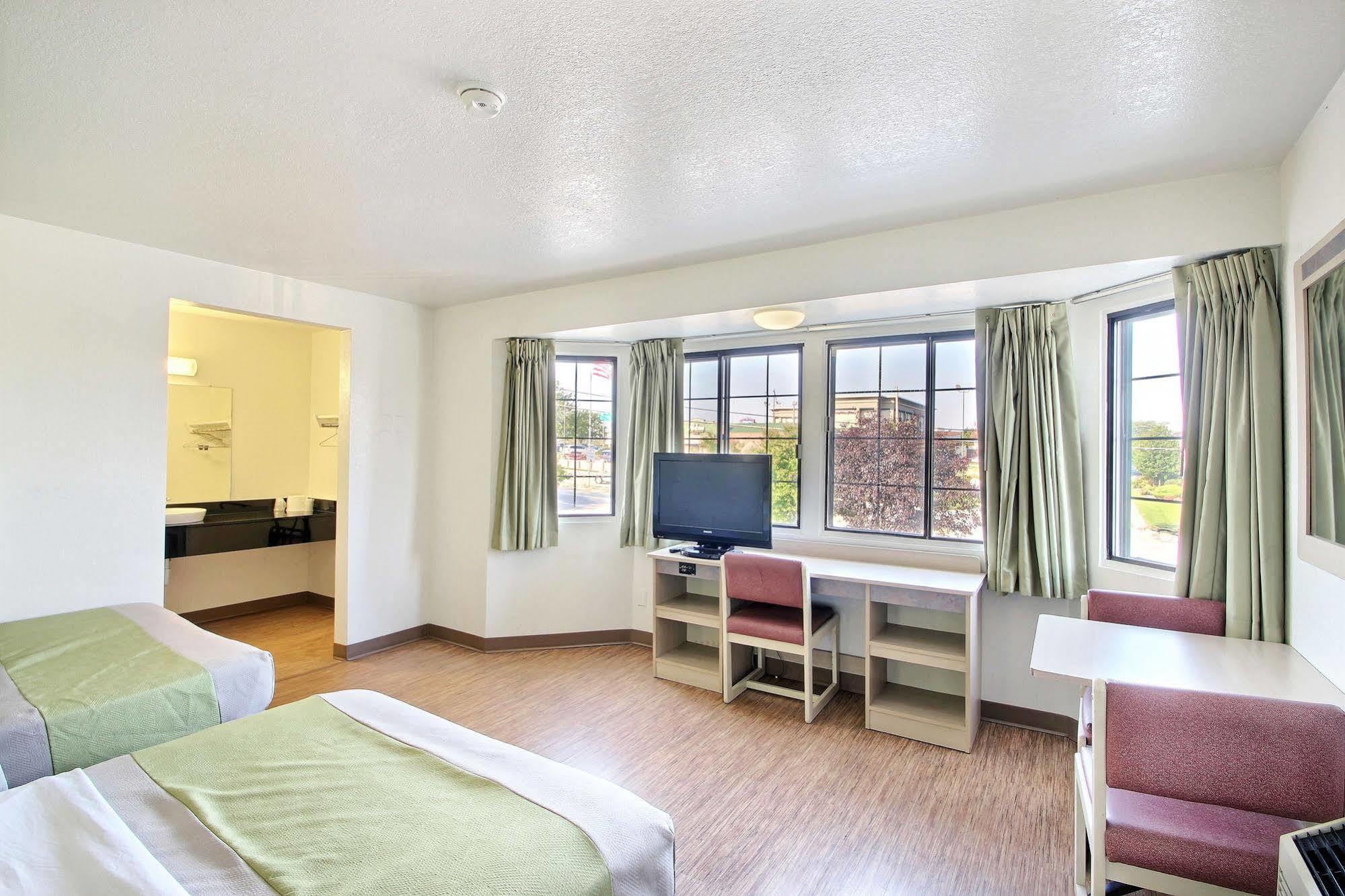 Motel 6 Milwaukee West - Brookfield Exterior photo