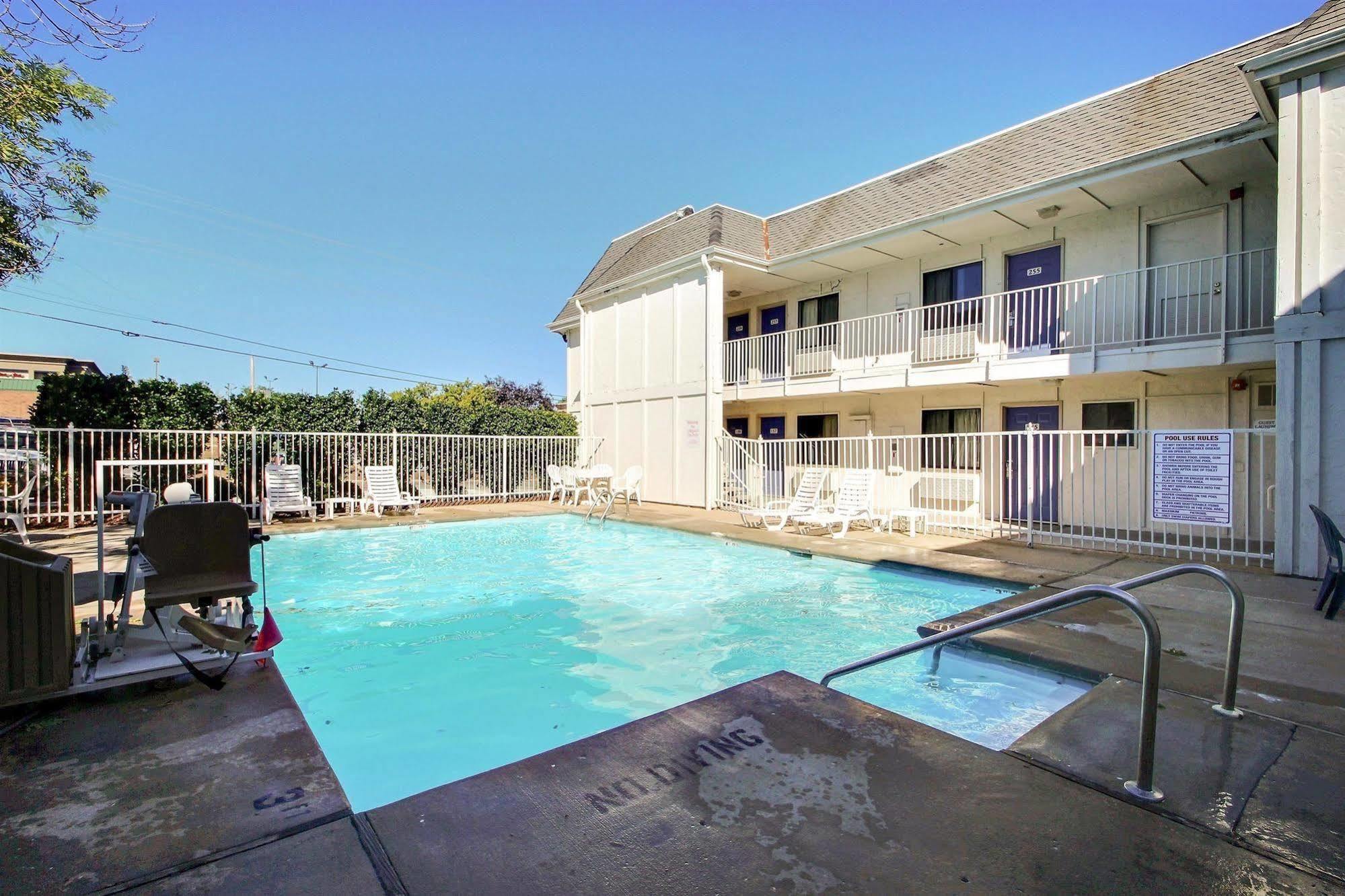 Motel 6 Milwaukee West - Brookfield Exterior photo