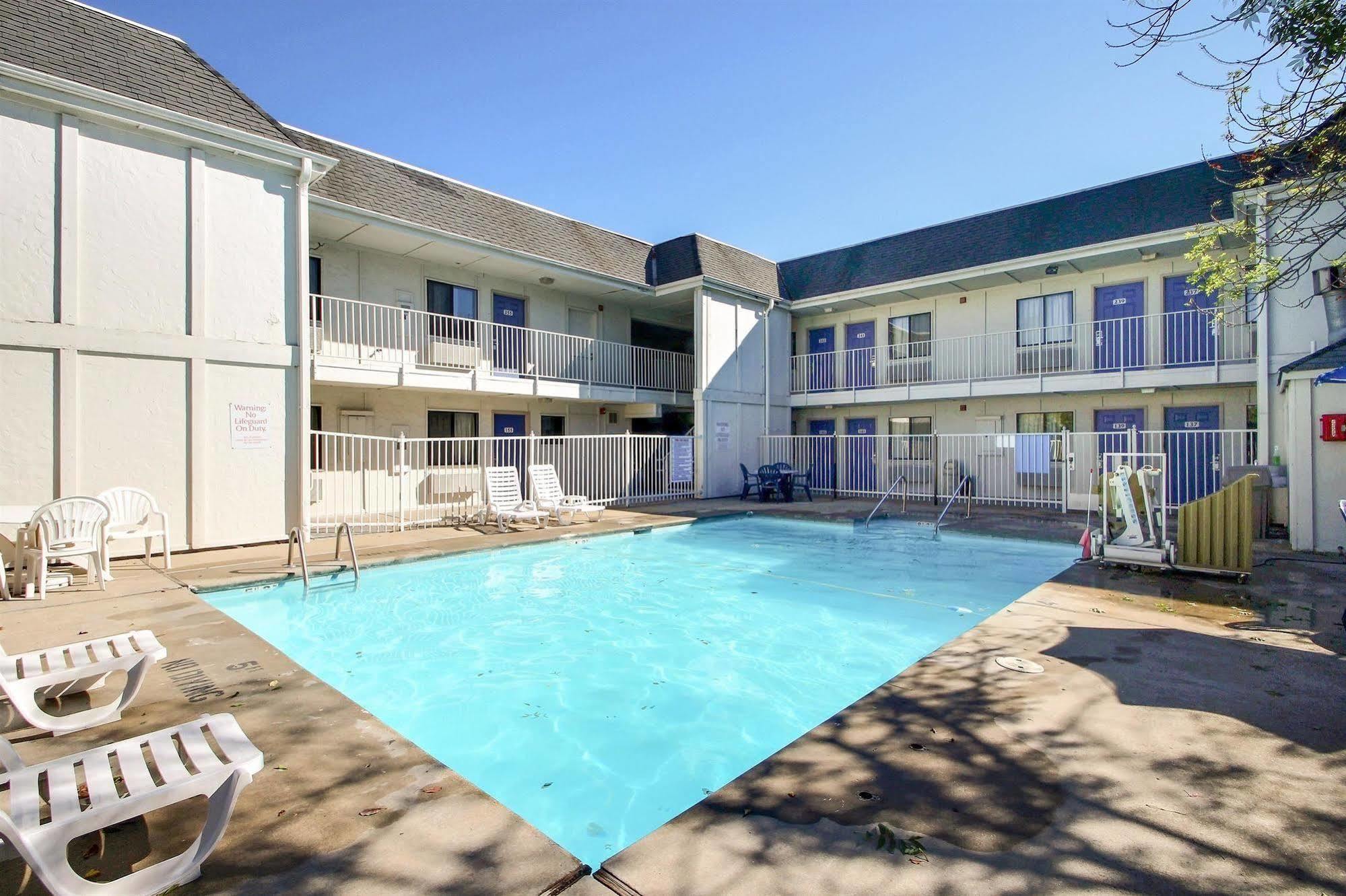 Motel 6 Milwaukee West - Brookfield Exterior photo