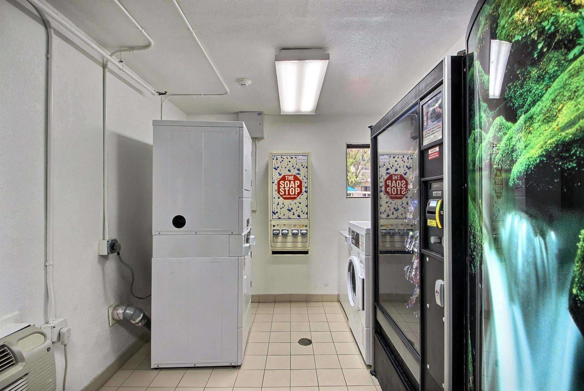 Motel 6 Milwaukee West - Brookfield Exterior photo