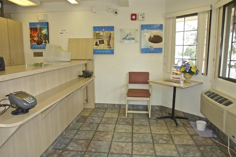 Motel 6 Milwaukee West - Brookfield Interior photo