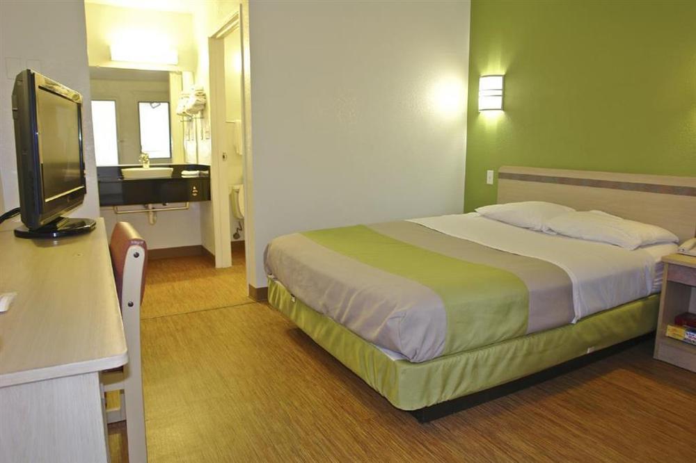 Motel 6 Milwaukee West - Brookfield Room photo