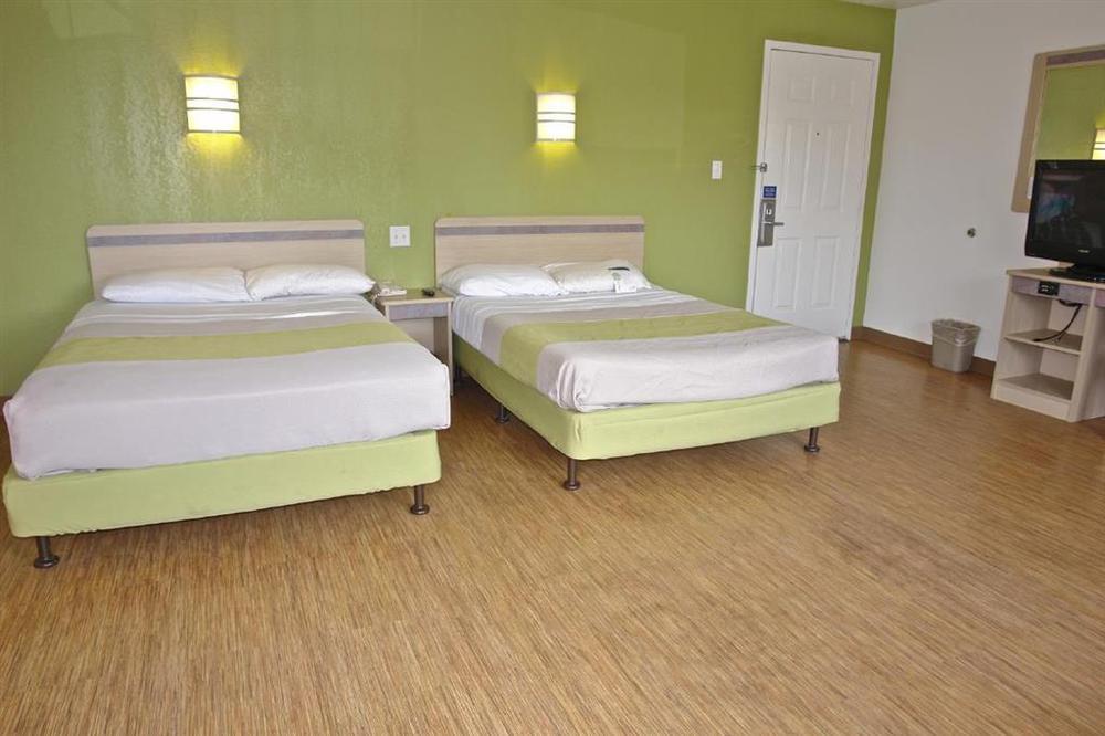 Motel 6 Milwaukee West - Brookfield Room photo