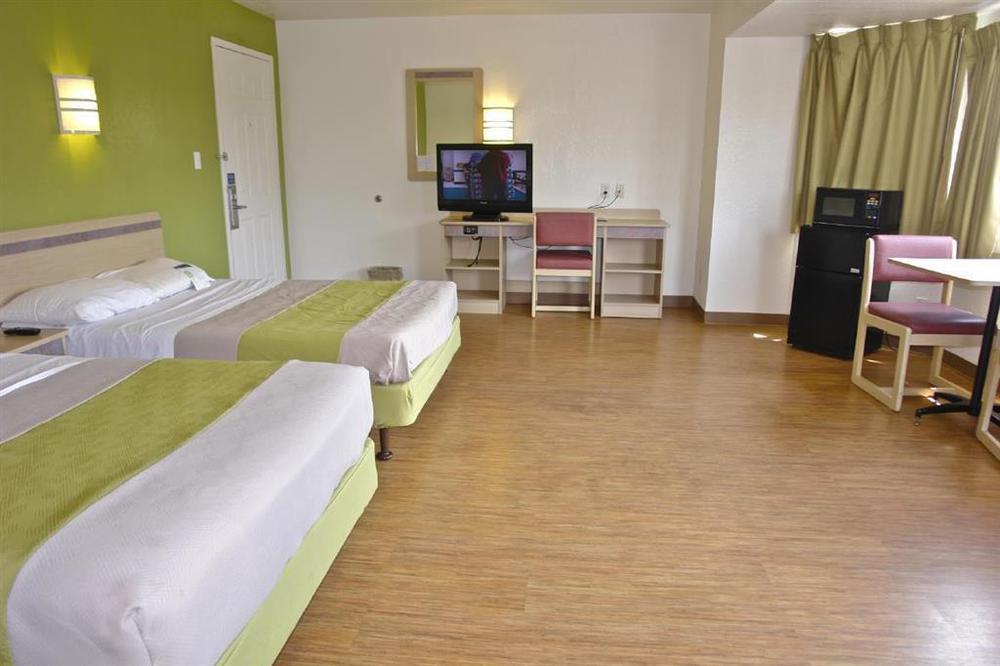 Motel 6 Milwaukee West - Brookfield Room photo